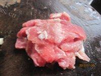 让人怀念的莴笋炒肉做法图解3)