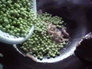 自制小炒豌豆做法图解4)