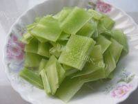 家常菜香肠炒莴笋做法图解2)