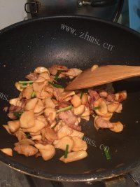 香气浓郁的杏鲍菇炒肉片做法图解8)