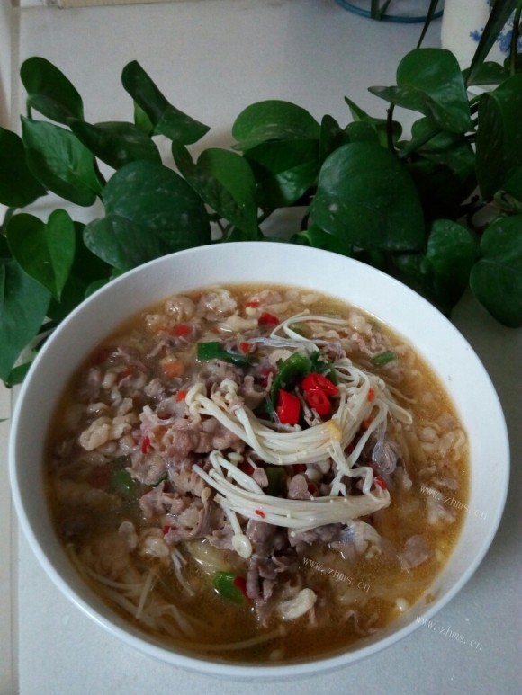 热腾腾的酸汤肥牛