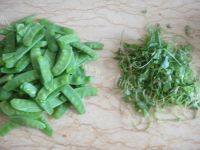 家常菜荷兰豆炒香肠做法图解2)