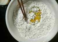 五味俱全的黑芝麻苏打饼干做法图解2)