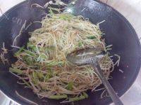 家常菜芹菜炒豆芽做法图解10)