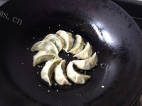 美味的三鲜煎饺做法图解12)