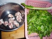 美味的枸杞叶排骨汤做法图解1)