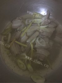 色泽鲜亮的猪肉白菜炖粉条做法图解1)