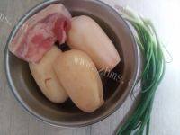 家常菜莲藕炒肉做法图解1)