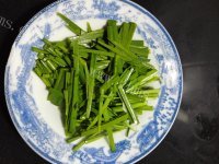 好吃的韭菜炒猫豆做法图解4)