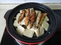 美味的小鱼焖豆腐做法图解6)