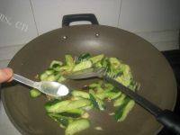 家常菜牛肉炒青瓜做法图解7)