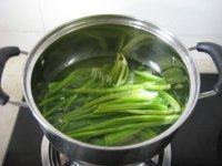 妈妈教我做凉拌菠菜做法图解2)