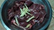 家常菜洋葱炒猪心做法图解1)