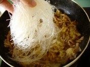 家常菜肉丝炒酸菜粉做法图解9)