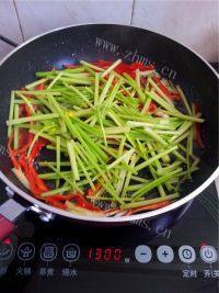 爱上芹菜炒肉丝做法图解9)
