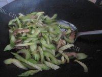 别有风味的西芹炒肉做法图解10)