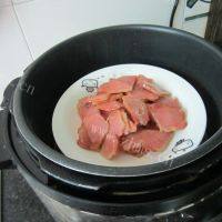 美味的蒸腊肉做法图解3)