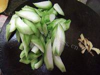 开胃的丝瓜炒虾仁做法图解3)