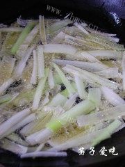 美味的葱油海参做法图解3)