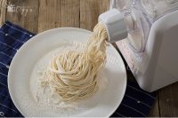 色香味俱全的葱油拌面做法图解2)