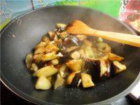 里脊肉烧茄子做法图解7)