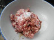 美味的茶树菇肉丸汤做法图解1)