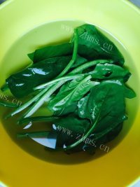 美味的豆腐菠菜粥做法图解2)