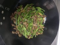 家常菜芦蒿炒肉丝做法图解6)