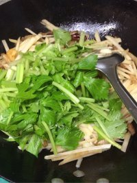 家常菜芹菜土豆丝做法图解7)