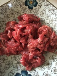 珍馐美味的芹菜炒牛肉做法图解1)