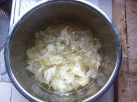 美味的冰糖银耳炖雪梨做法图解2)