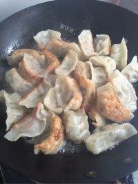 回味无穷的煎饺做法图解5)