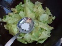很有食欲的清炒圆白菜做法图解5)