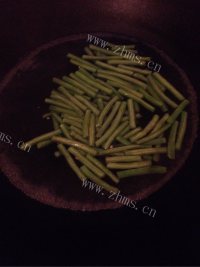 色味俱佳的豆角炒茄子做法图解3)