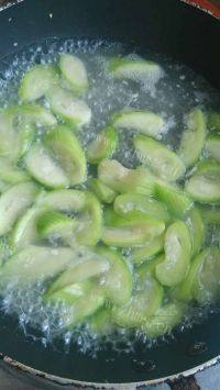 家常菜丝瓜炖豆腐做法图解2)