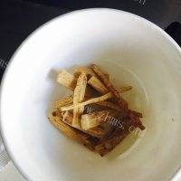 美味的板栗鸡爪汤做法图解7)