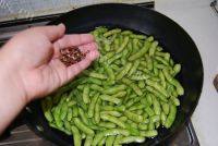 家常菜麻辣毛豆做法图解3)