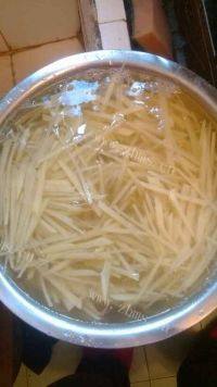 家常菜炝炒土豆丝做法图解1)