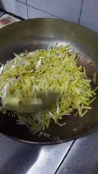 家常菜肉丝炒蒜黄