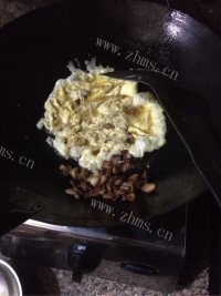 美味的洋葱蛋炒饭做法图解6)