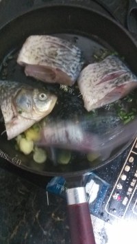 美味的豆腐鲫鱼汤做法图解4)