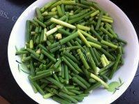 「美味可口」蒜薹炒肉做法图解2)