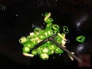 美味韭菜炒蚕蛹做法图解2)