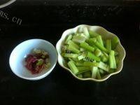 家常肉炒芹菜做法图解1)