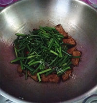 美味的蒜苗炒猪血丸子做法图解11)
