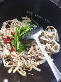 家常菜韭菜炒豆皮做法图解7)