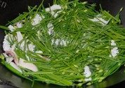 韭菜花炒鱿鱼做法图解7)