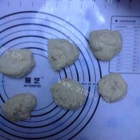 自制椰蓉花朵面包做法图解7)