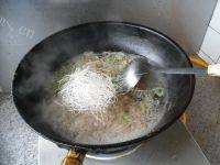羊肉片汆酸菜做法图解4)