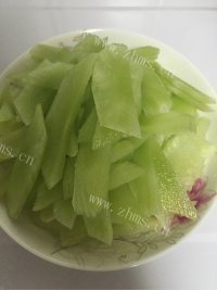 回味无穷的莴笋炒鸡蛋做法图解4)